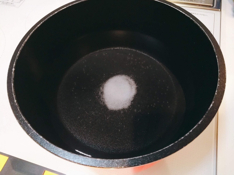 鍋にたっぷりの水と塩を入れて沸かします